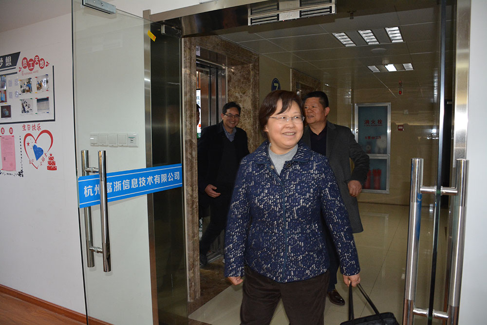 省委副秘書長、省檔案局局長劉蕓帶隊來公司開展“服務(wù)企業(yè)、服務(wù)群眾、服務(wù)基層“活動1.jpg