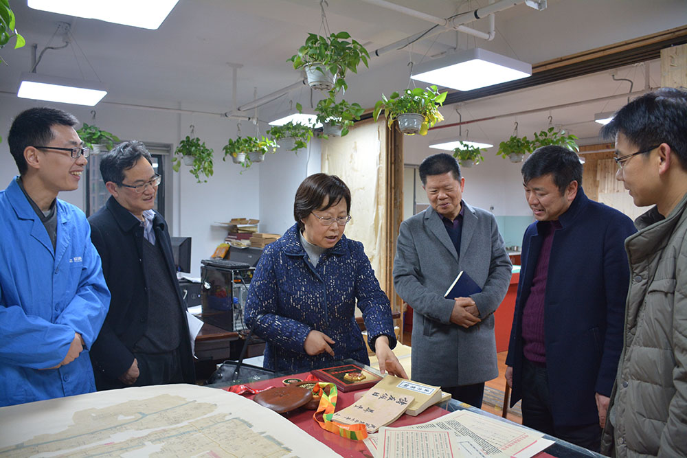 省委副秘書長、省檔案局局長劉蕓帶隊來公司開展“服務(wù)企業(yè)、服務(wù)群眾、服務(wù)基層“活動2.jpg